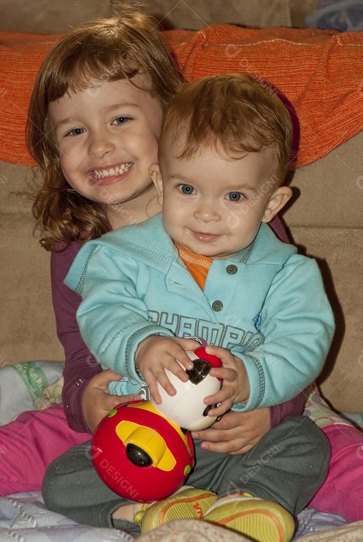 Linda criança sorridente dos olhos claros