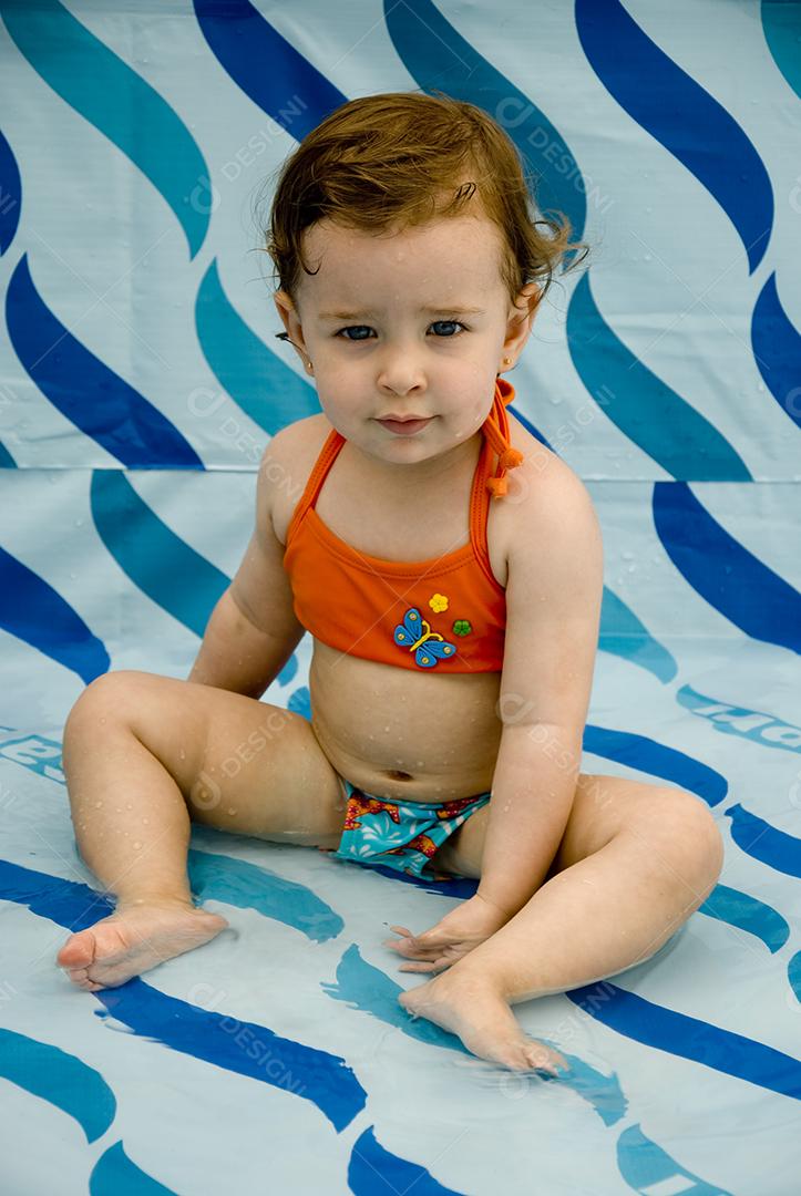 Linda criança sorridente dos olhos claros