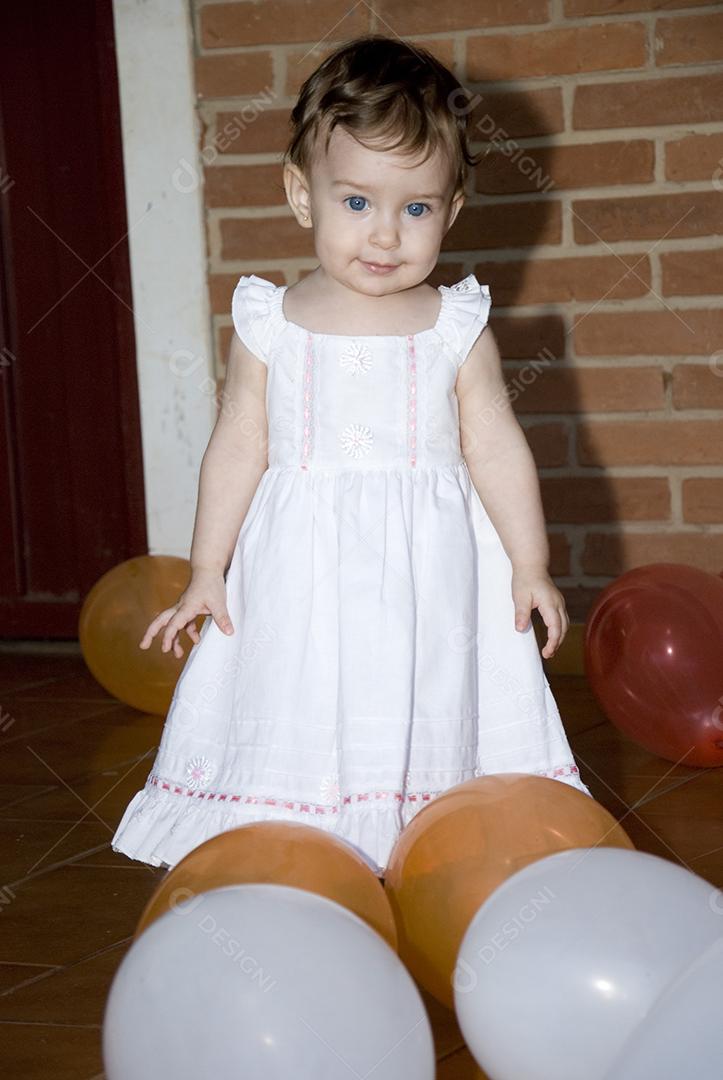 Linda criança sorridente dos olhos claros