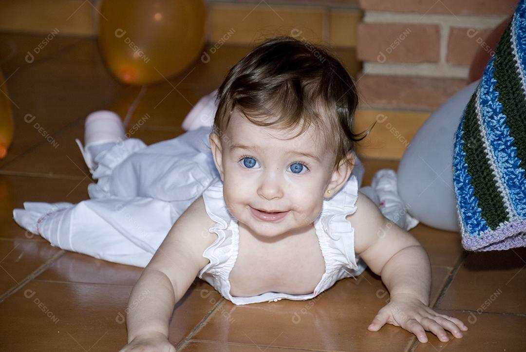 Linda criança sorridente dos olhos claros