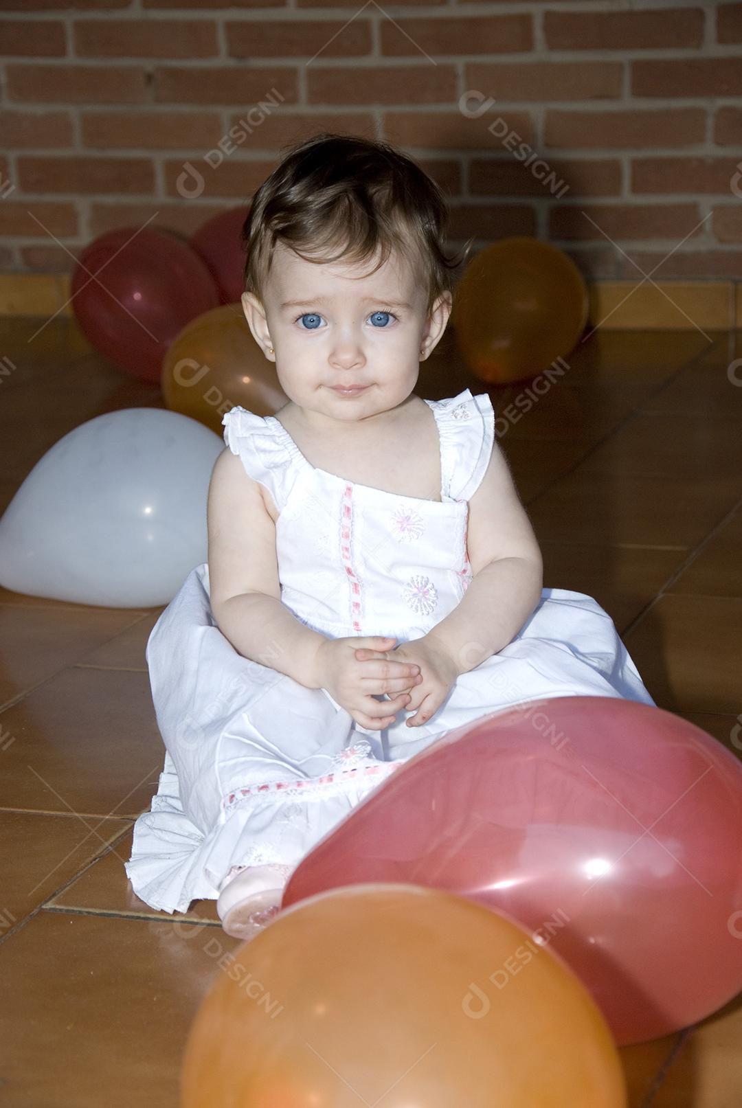 Criança Linda com olhos Azuis e Balões