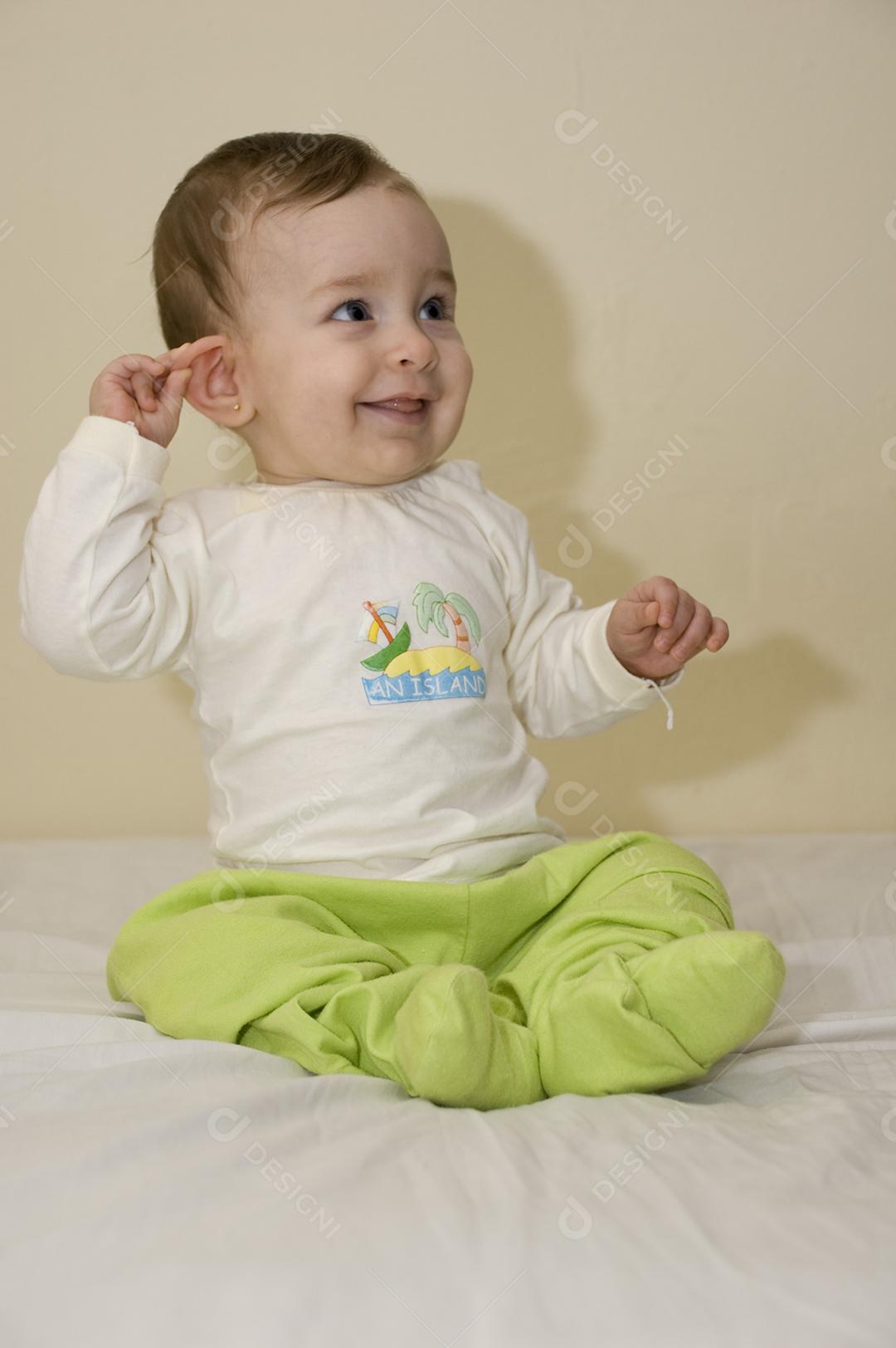 Criança Linda olhando pras câmeras