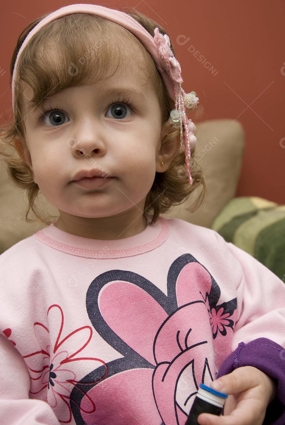 Criança Linda com olhos Azuis