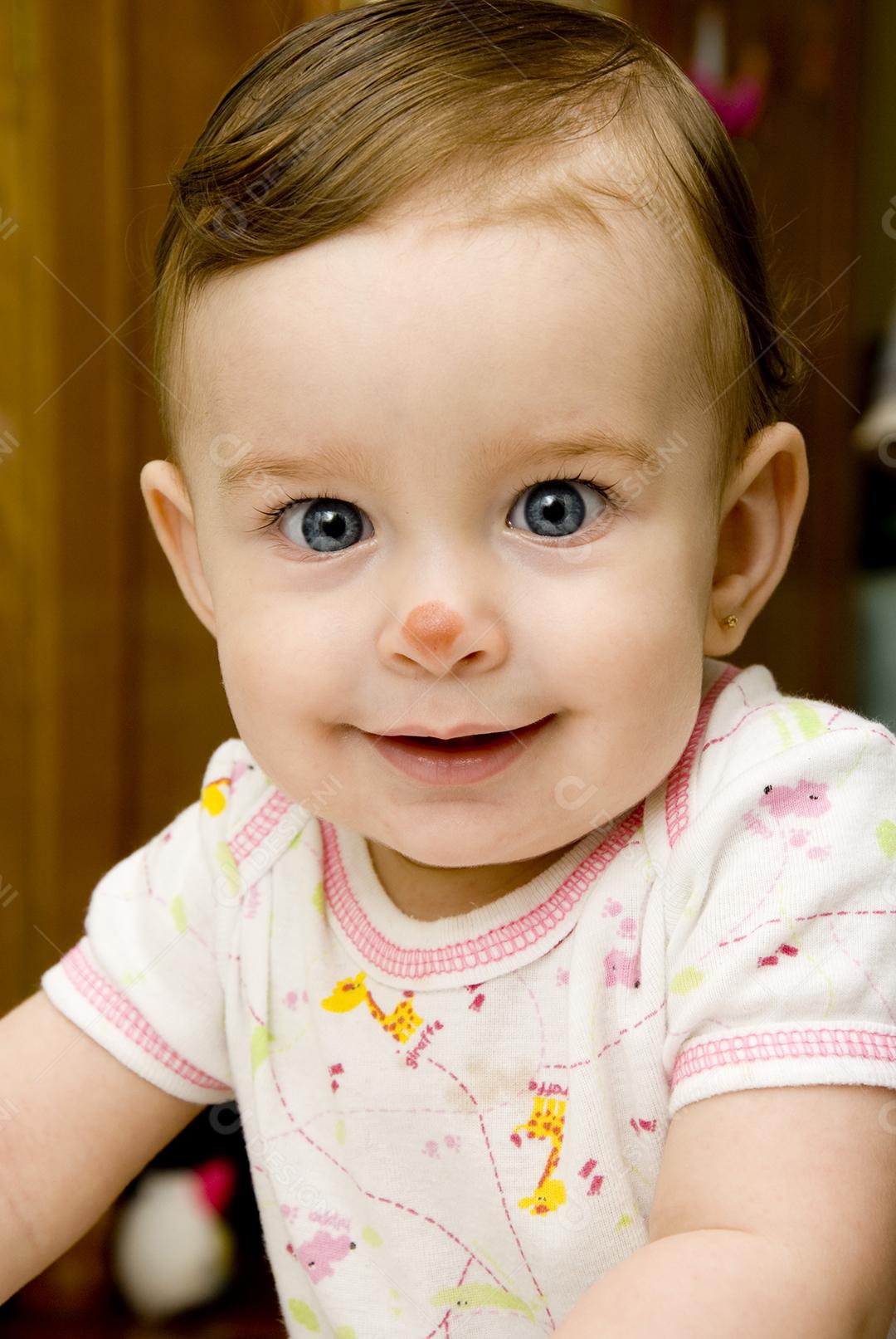 Criança Linda com olhos Azuis