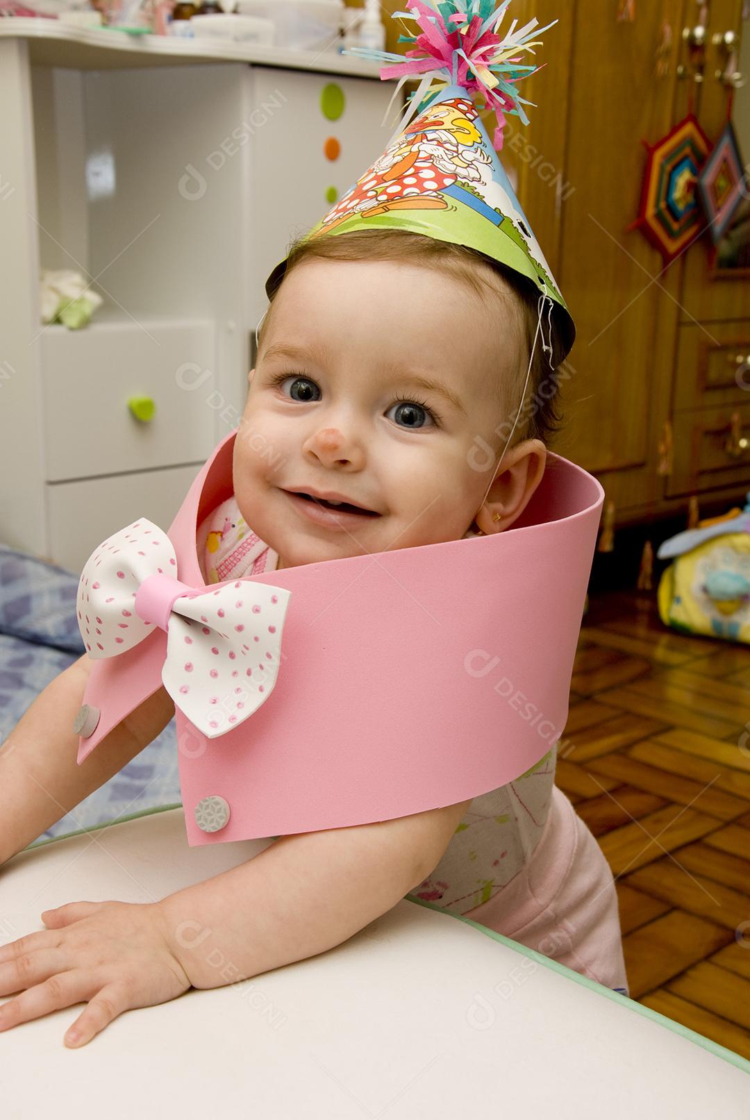 Criança Linda com chapéu de Aniversário