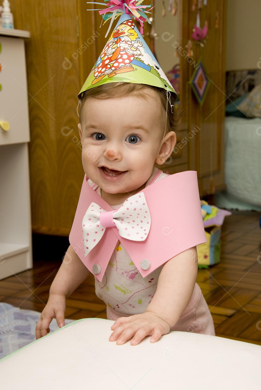 Criança Linda com chapéu de Aniversário