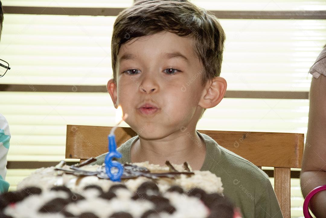 Criança soprando Vela de Aniversário