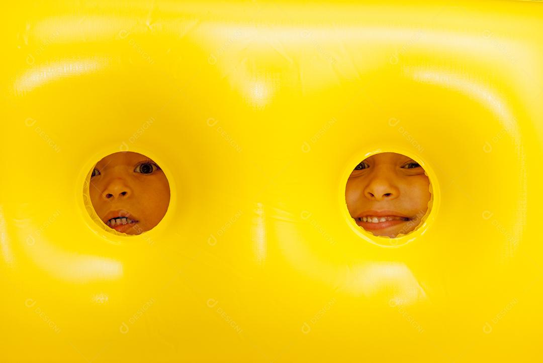 Crianças em casa de brinquedo