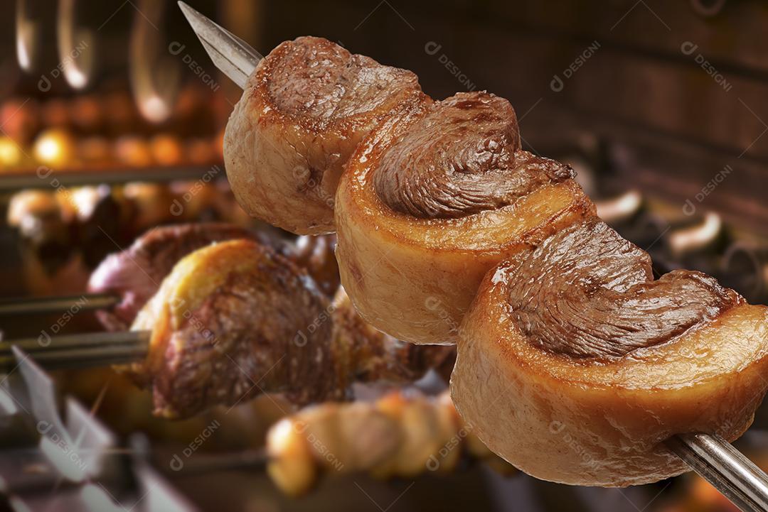 Churrasco de picanha assada na brasa. Essa forma de churrasco é amplamente consumida em todo o Brasil.