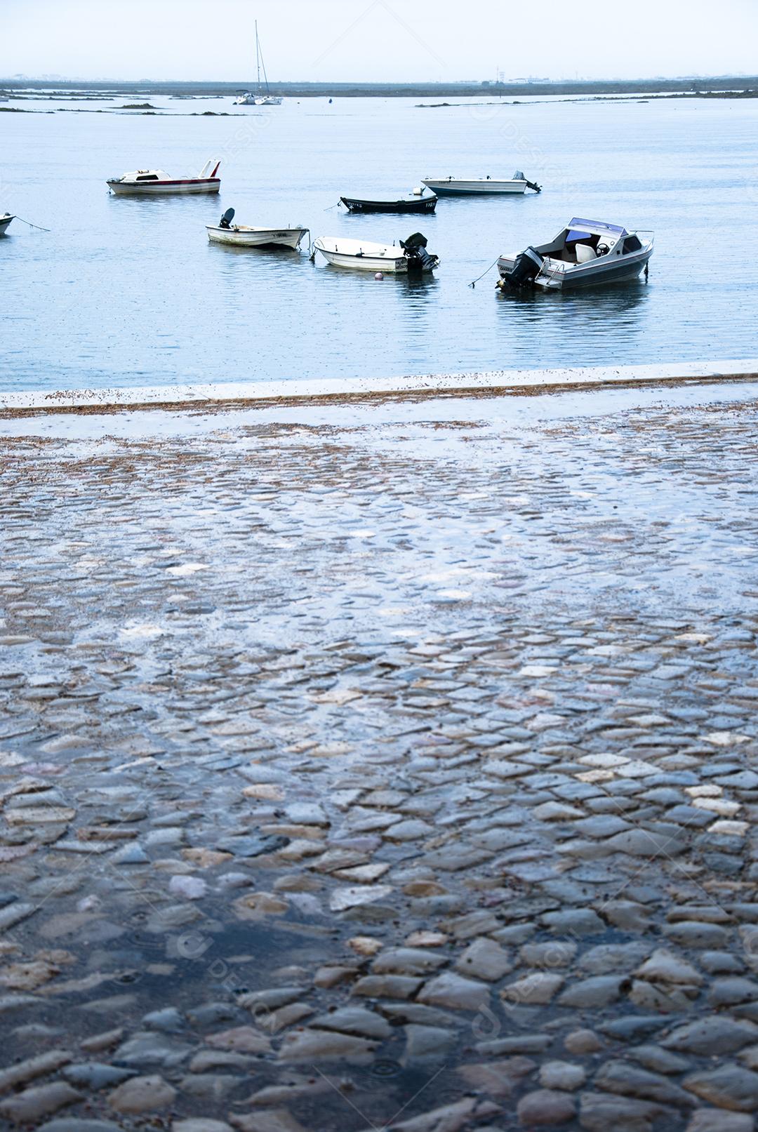 Vista de barcos de pescadores no rio