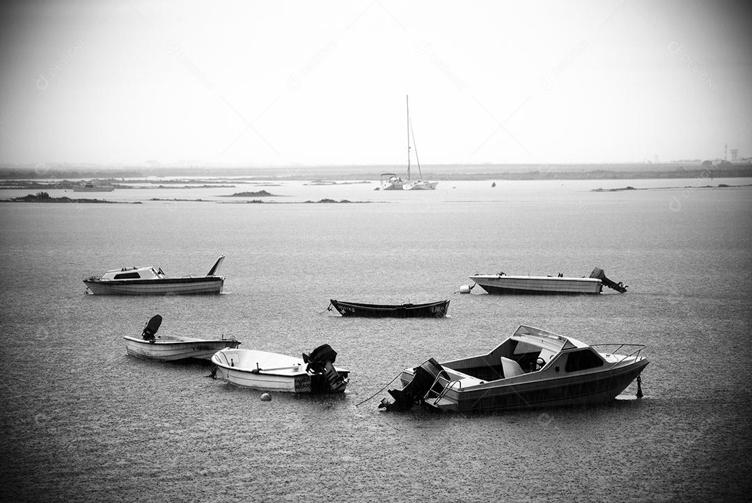 Vista de barcos de pescadores no rio