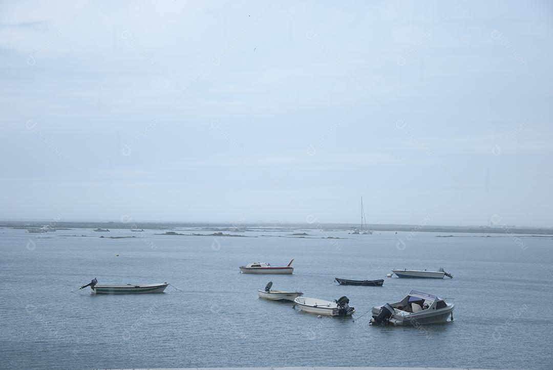 Vista de barcos de pescadores no rio