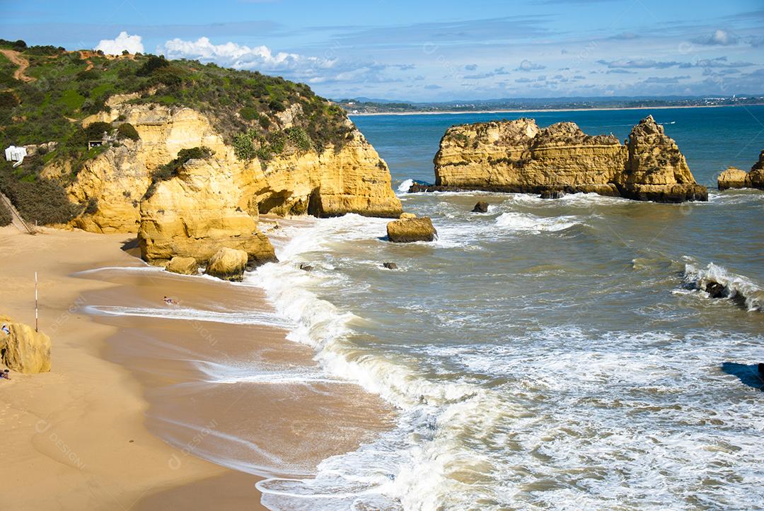 Paisagem de praia com pedreiras arreia e ondas