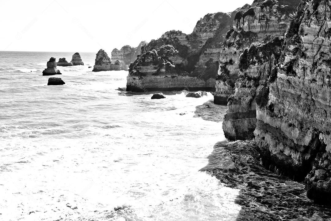 Paisagem de praia com pedreiras arreia e ondas