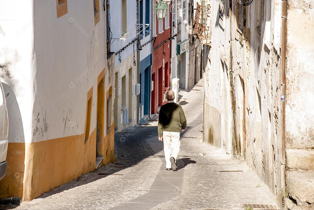 Bairro de cidade estrangeira em dia ensolarado