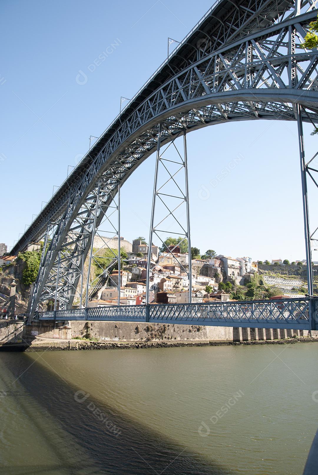 Ponte acima de rio litoral ao lado de cidade
