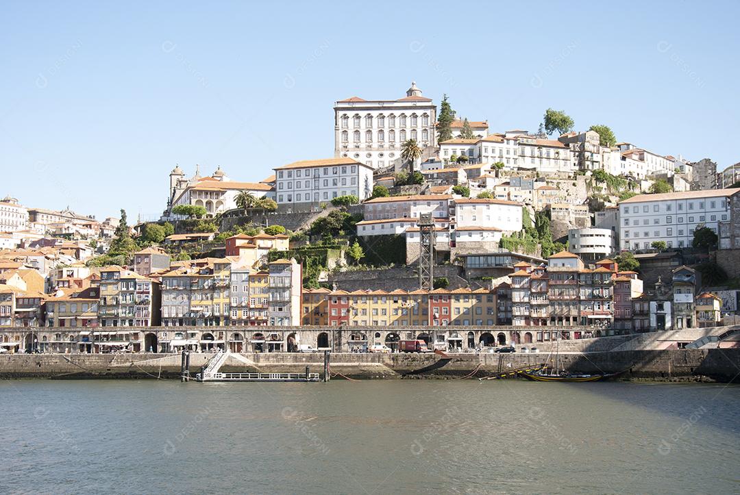 Bairro de cidade estrangeira em dia ensolarado