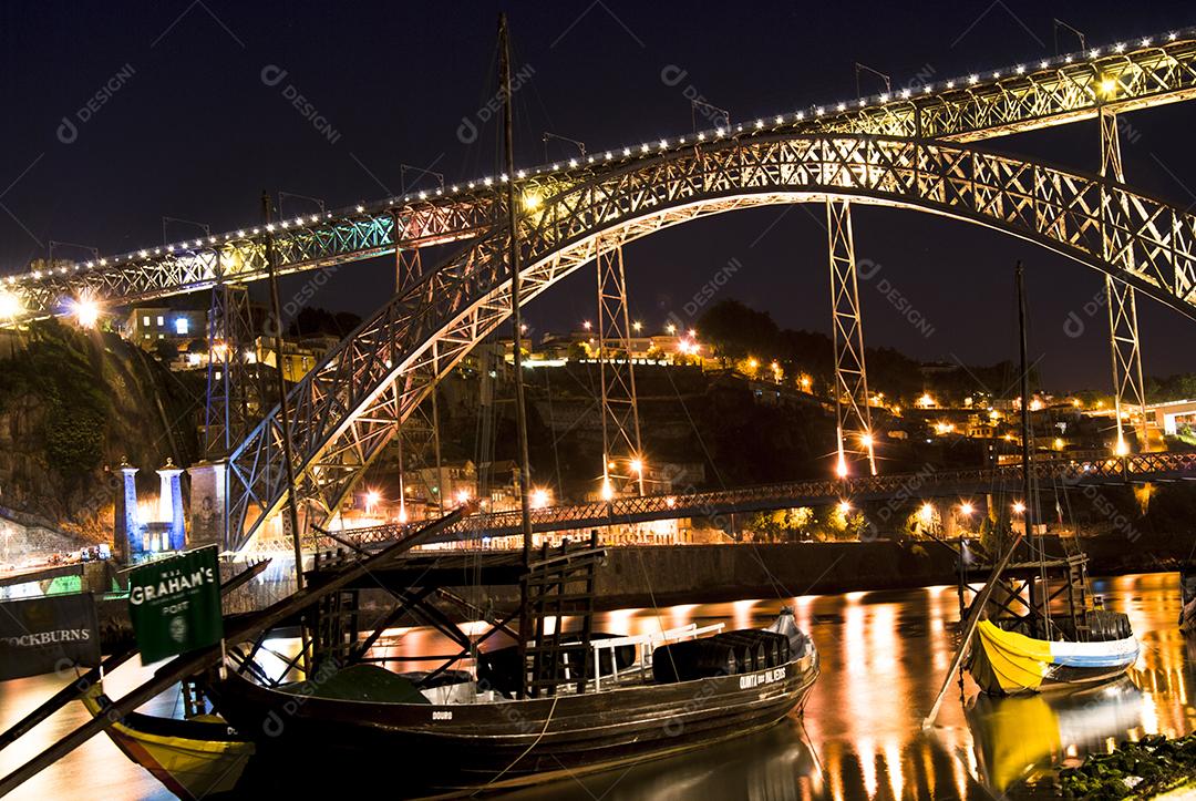 Ponte acima de rio litoral ao lado de cidade