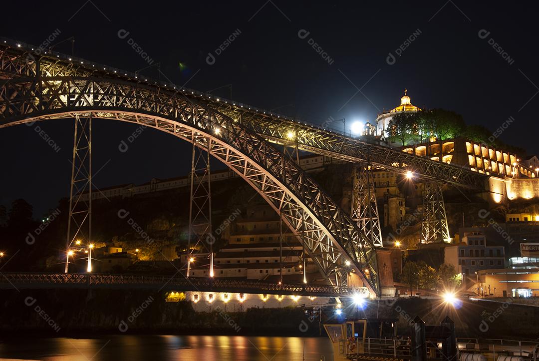 Ponte acima de rio litoral ao lado de cidade