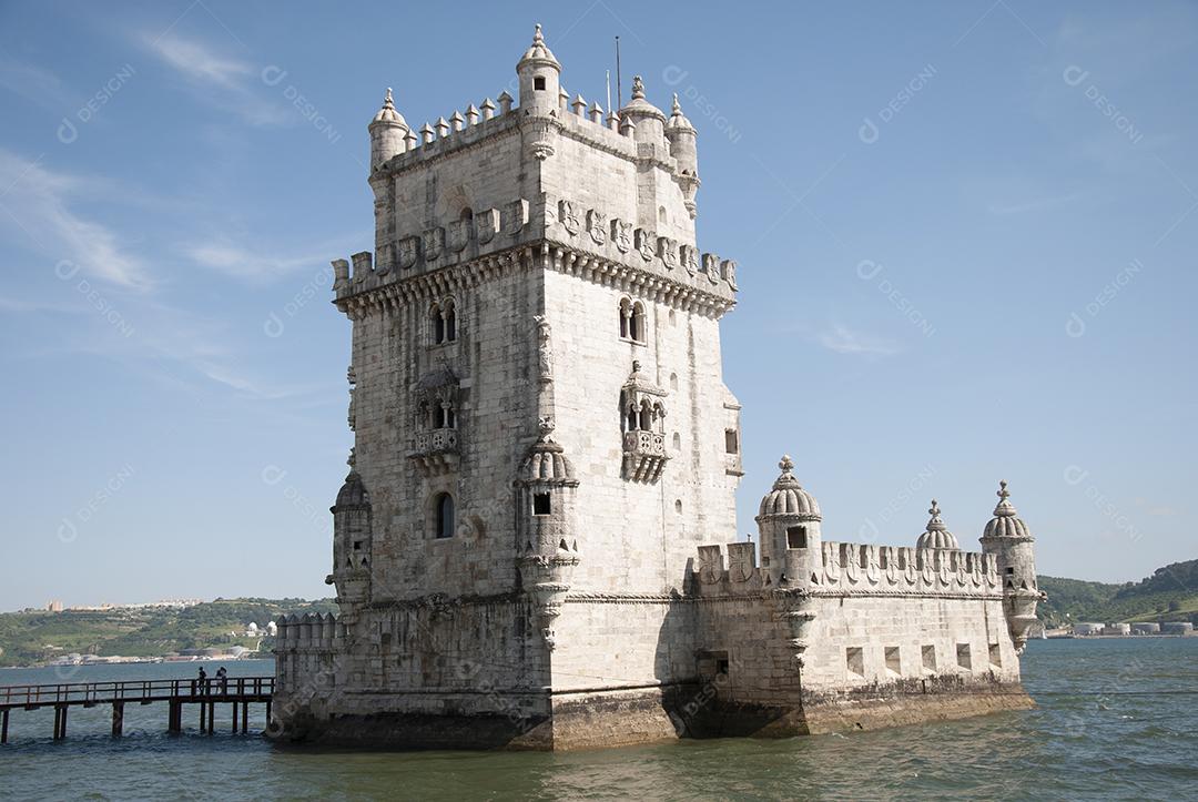 Ponto turístico em meio ao rio de cidade estrangeira