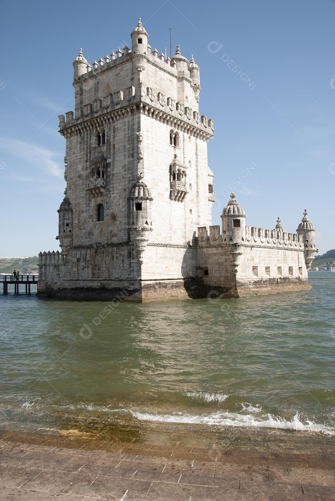 Ponto turístico em meio ao rio de cidade estrangeira