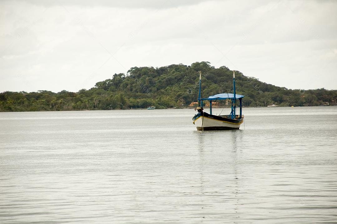 Grande rio com barco no meio e ilhas