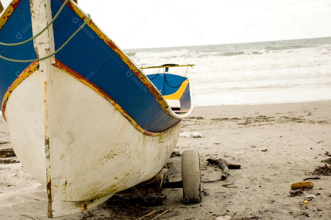 Grande rio com barco no meio e ilhas