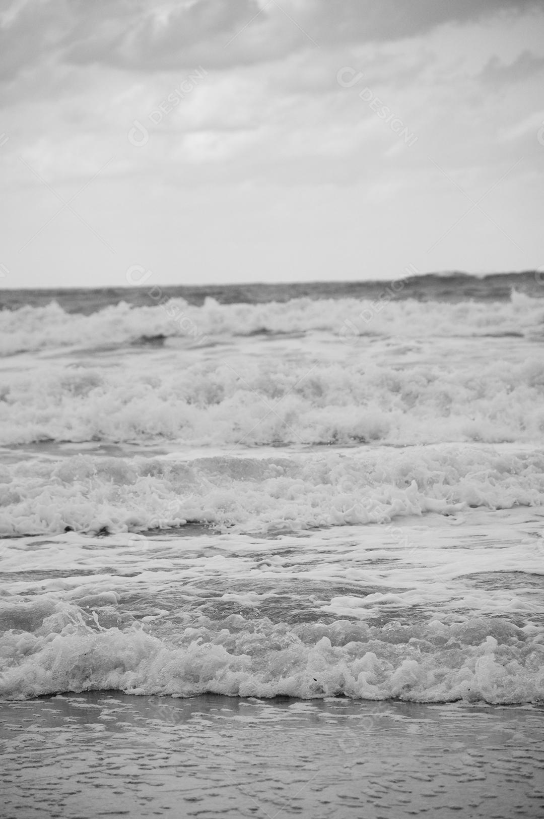 Ondas em mar em dia nublado em praia