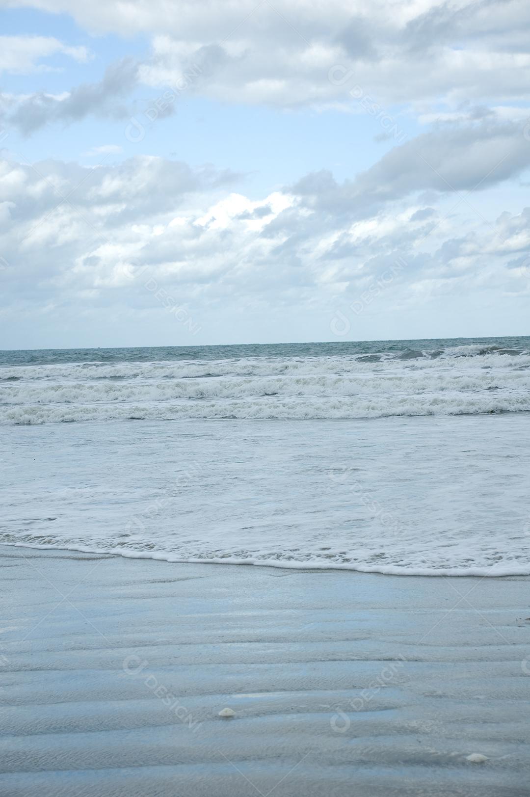 Ondas em mar em dia nublado em praia