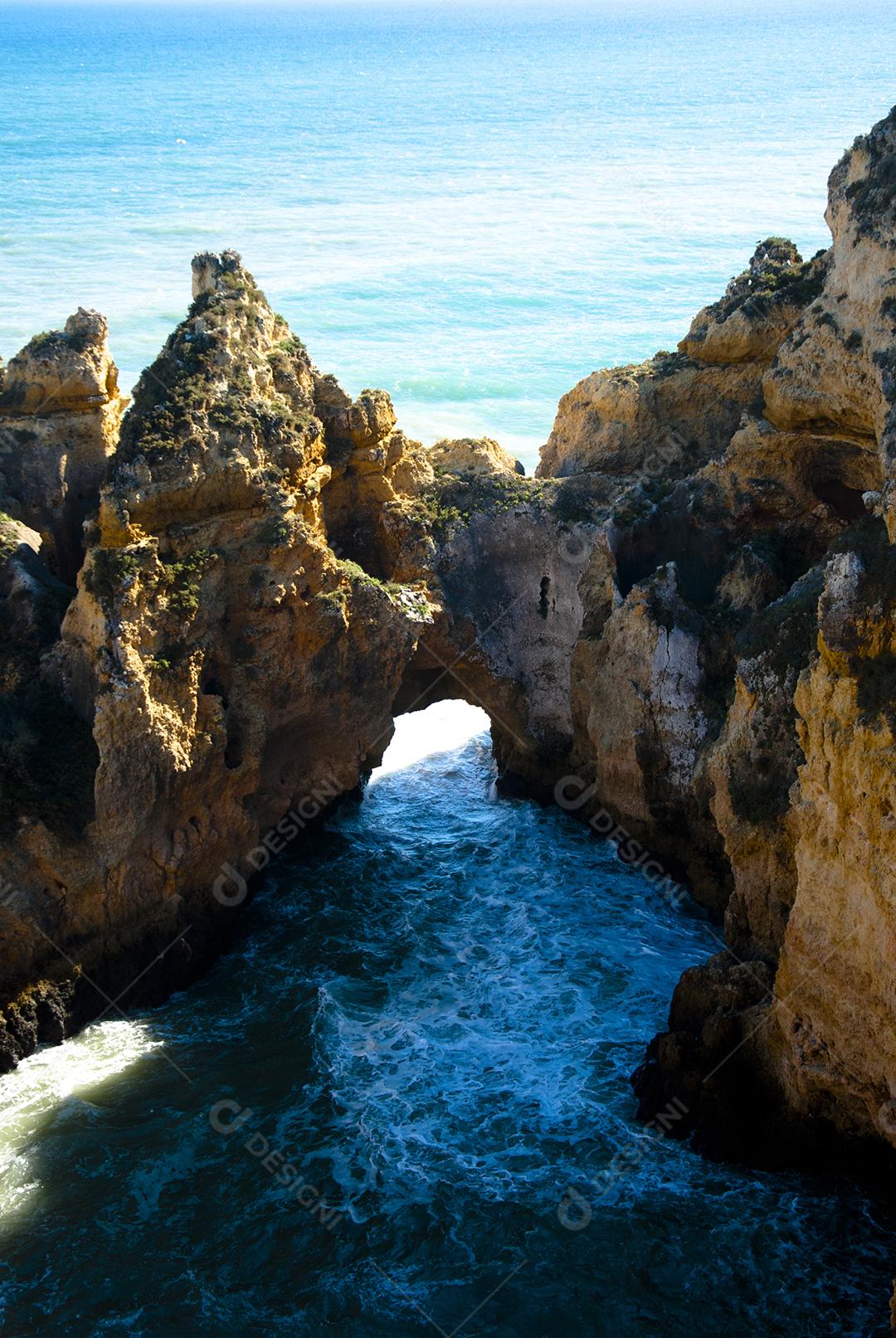 Paisagem de praia com pedreiras arreia e ondas
