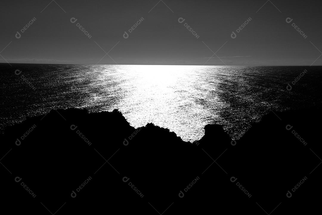 Paisagem de praia com pedreiras arreia e ondas