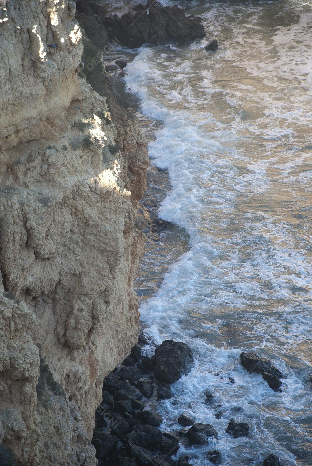 Paisagem de praia com pedreiras arreia e ondas