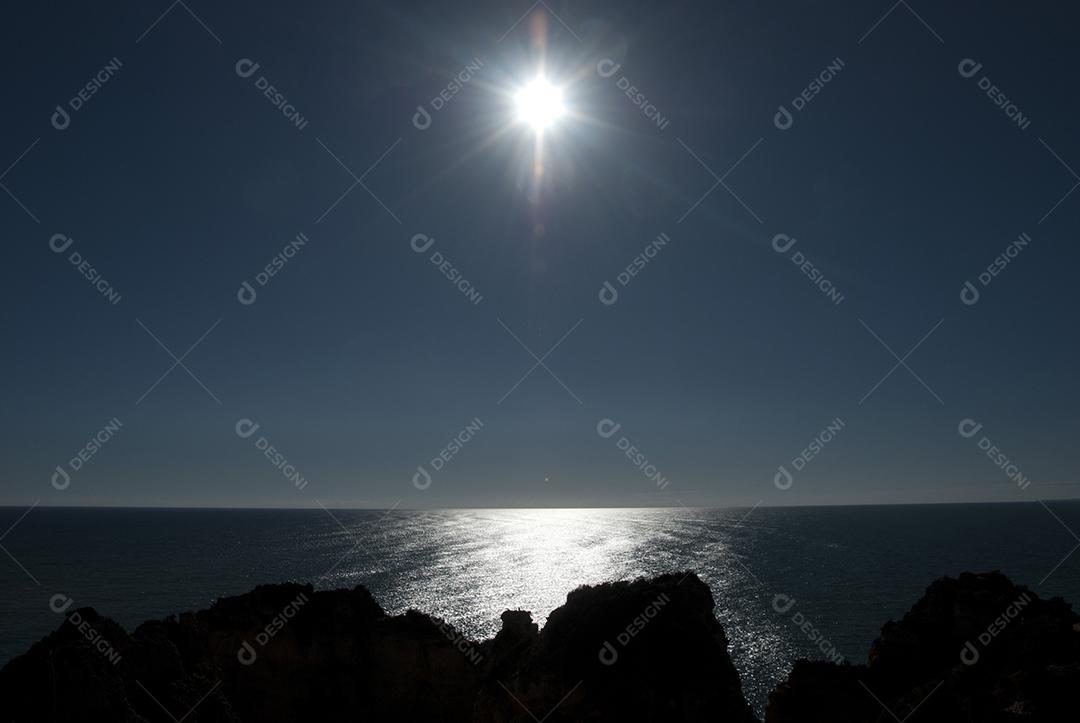 Paisagem de praia com pedreiras arreia e ondas