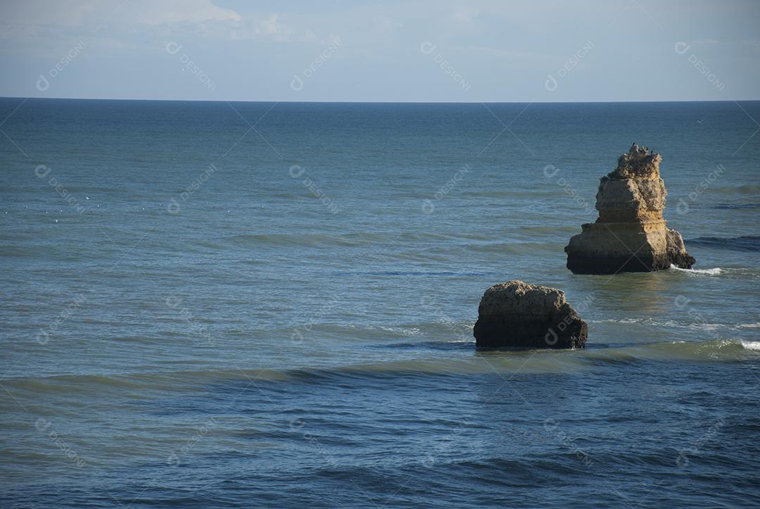Paisagem de praia com pedreiras arreia e ondas