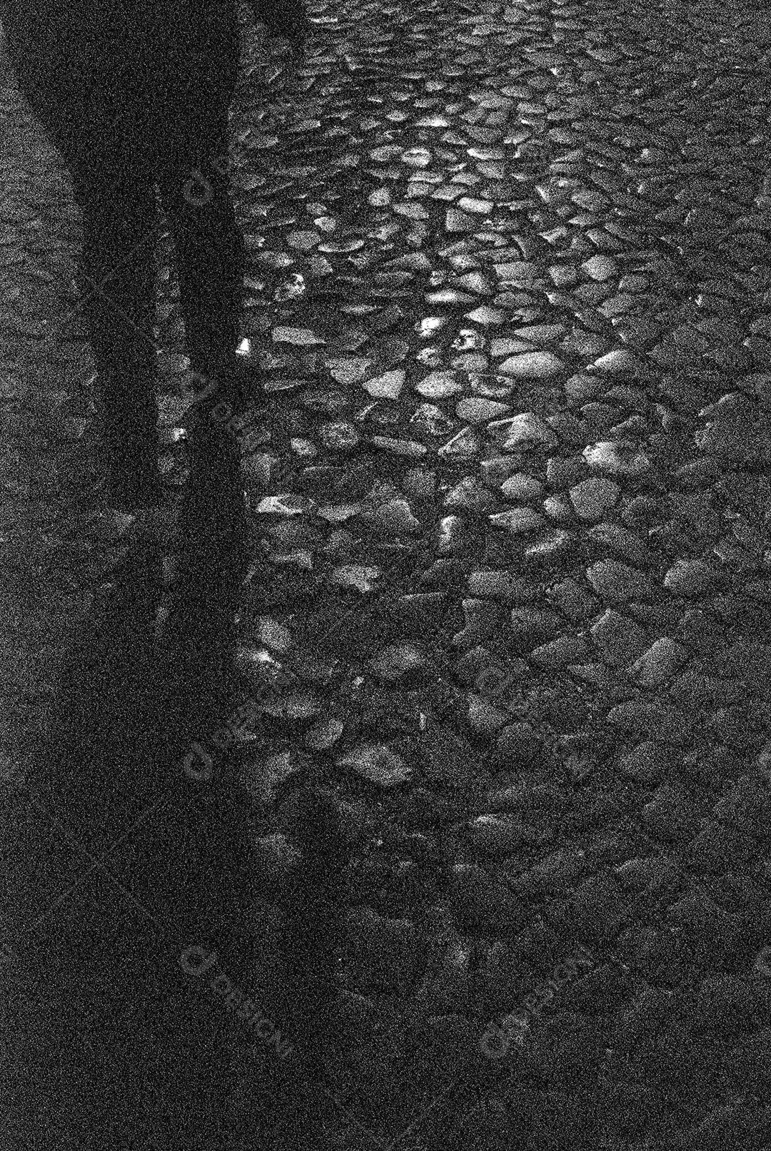 Rua de pedras com sombras escuras