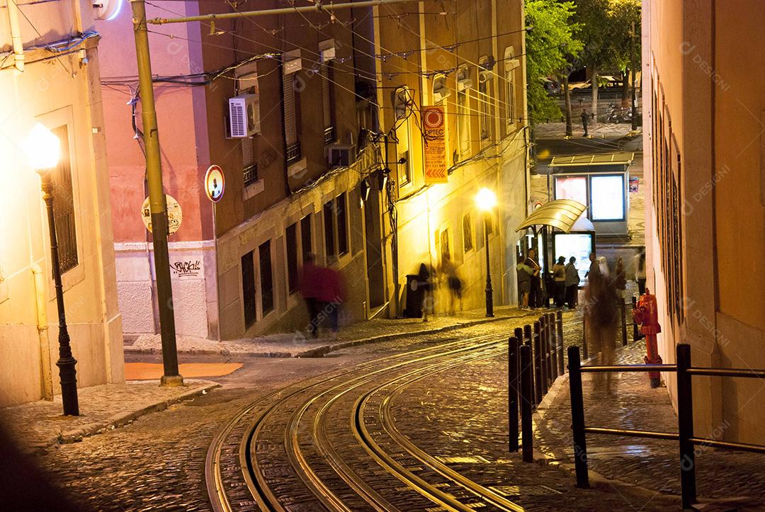 Bairro de cidade estrangeira em noite clara