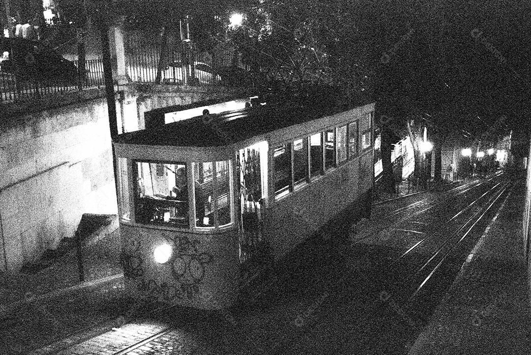 Bairro de cidade estrangeira em dia ensolarado