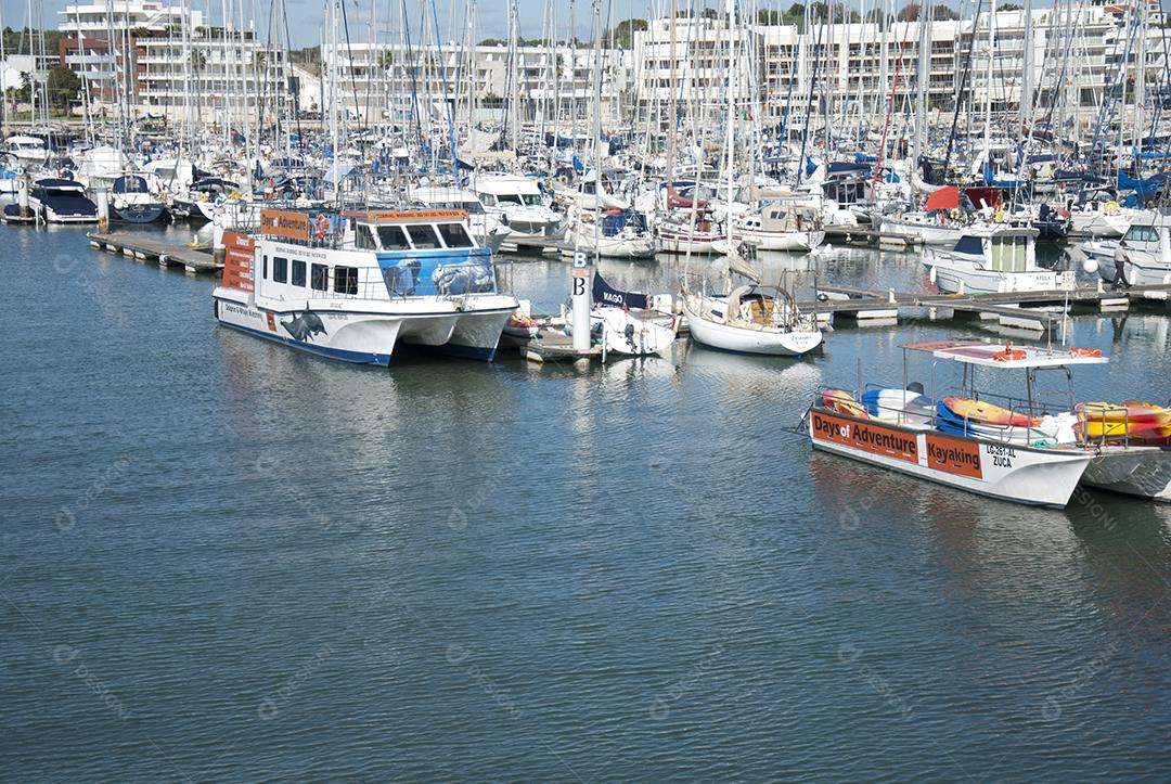 Litoral beira mar com varias barcas e lanchas ao lado de cidade