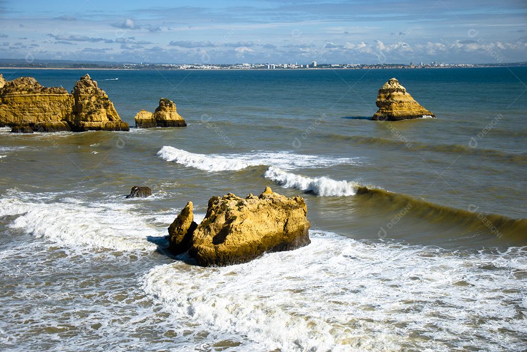 Paisagem de praia com pedreiras arreia e ondas