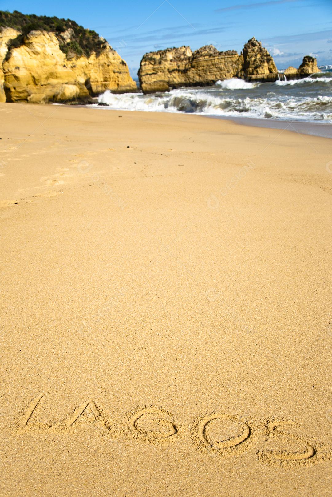 Paisagem de praia com pedreiras arreia e ondas