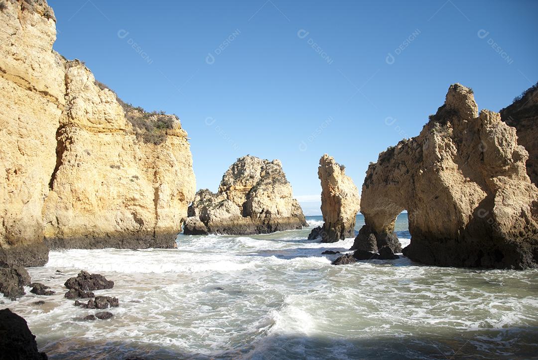 Paisagem de praia com pedreiras arreia e ondas