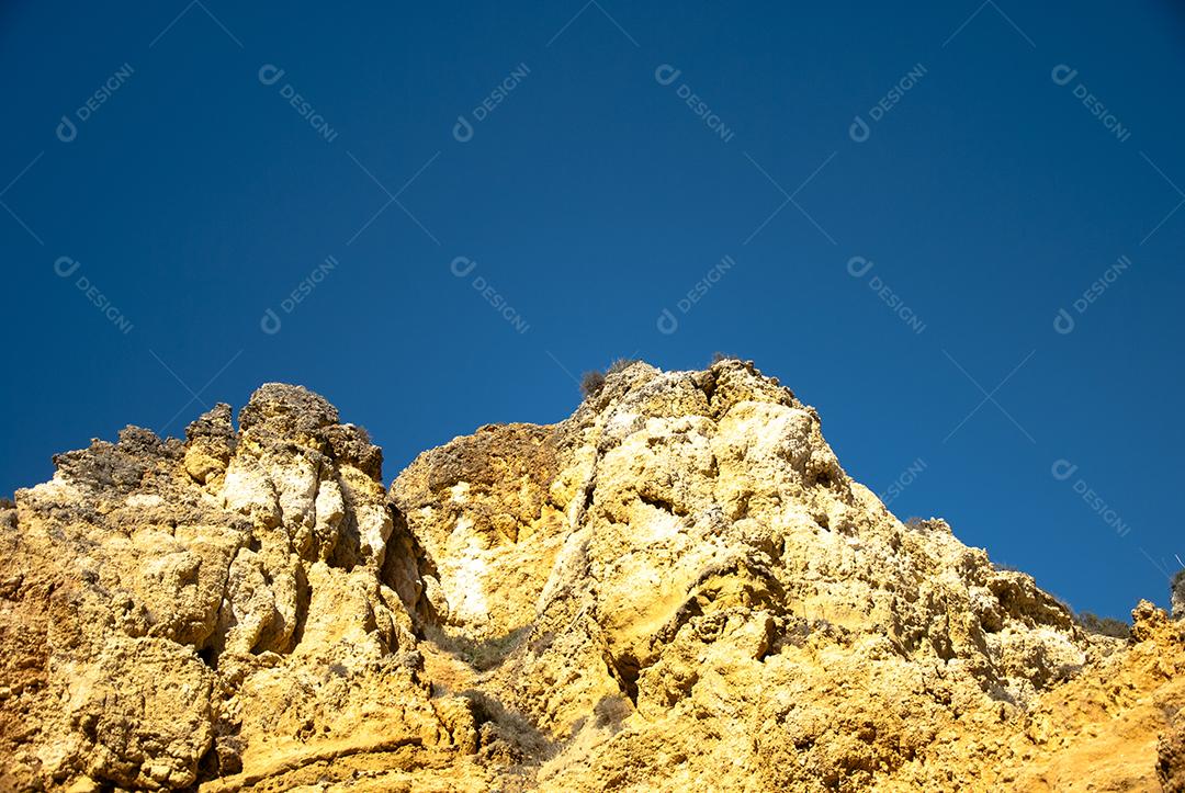 Paisagem de praia com pedreiras arreia e ondas