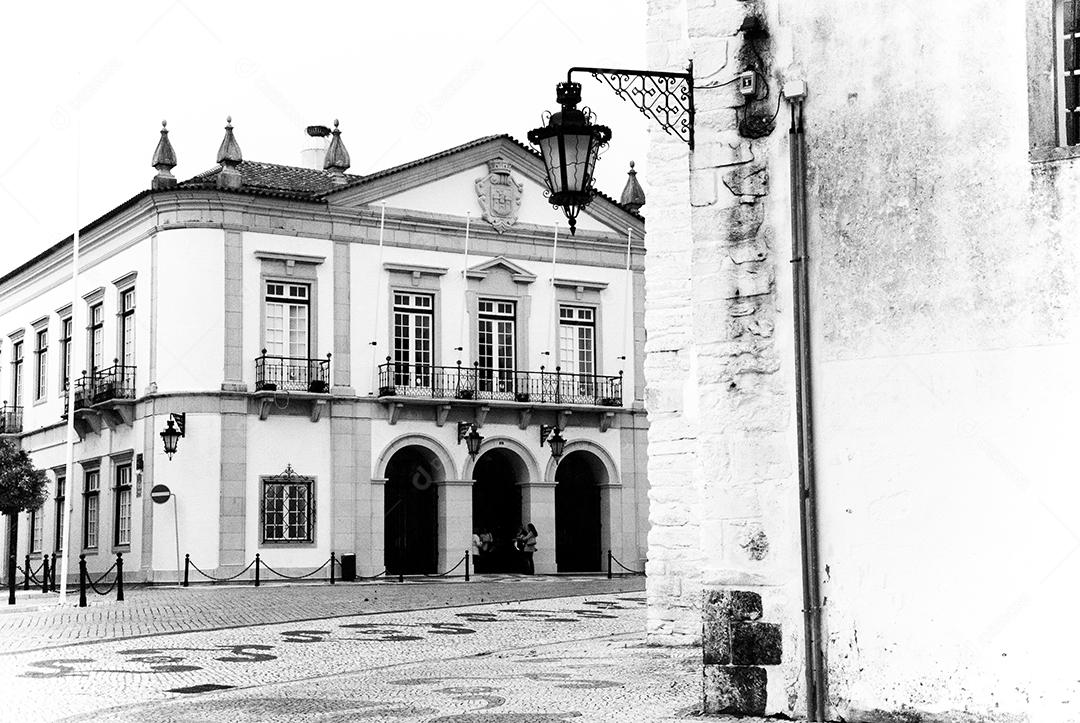 Bairro de cidade estrangeira em dia ensolarado