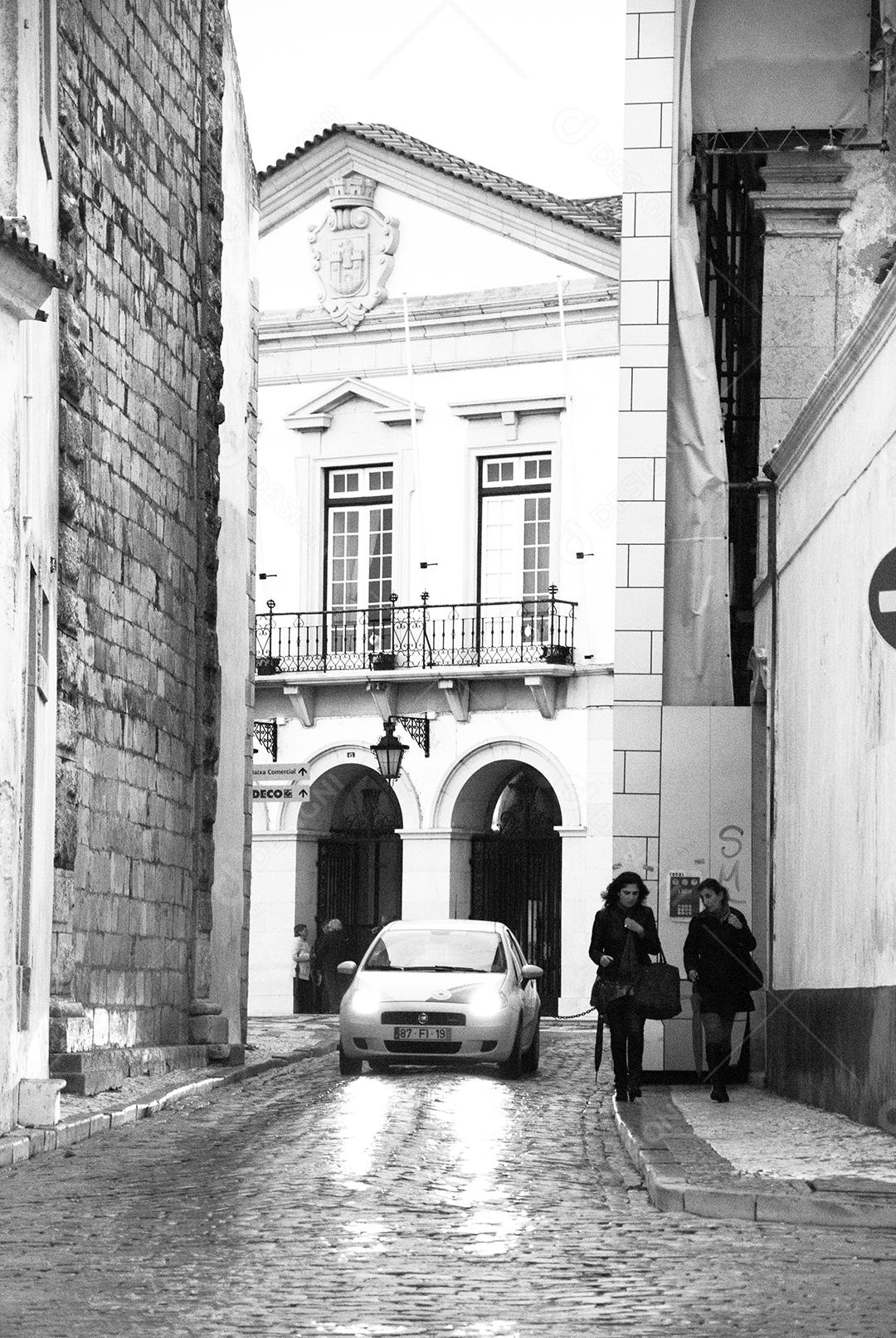 Bairro de cidade estrangeira em dia ensolarado