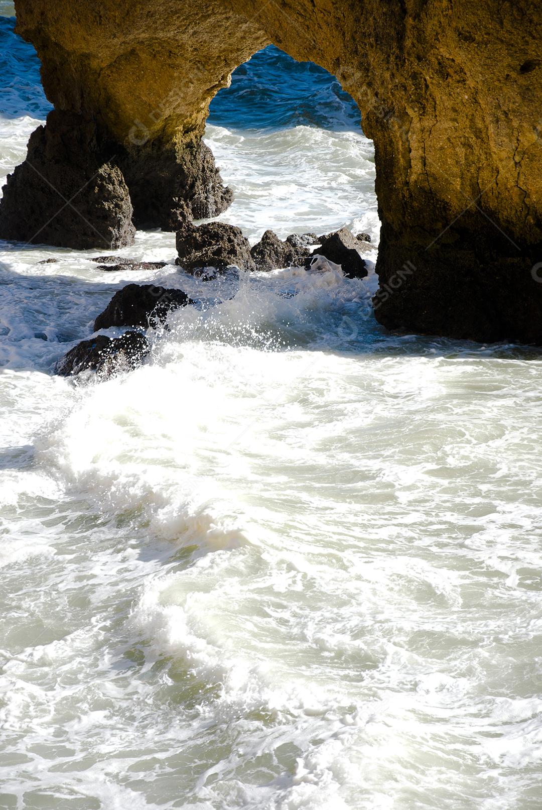 Paisagem de praia com pedreiras arreia e ondas