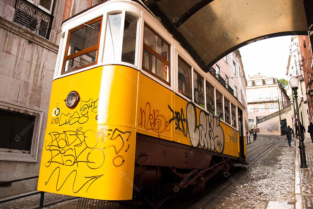 Bairro de cidade estrangeira em dia ensolarado