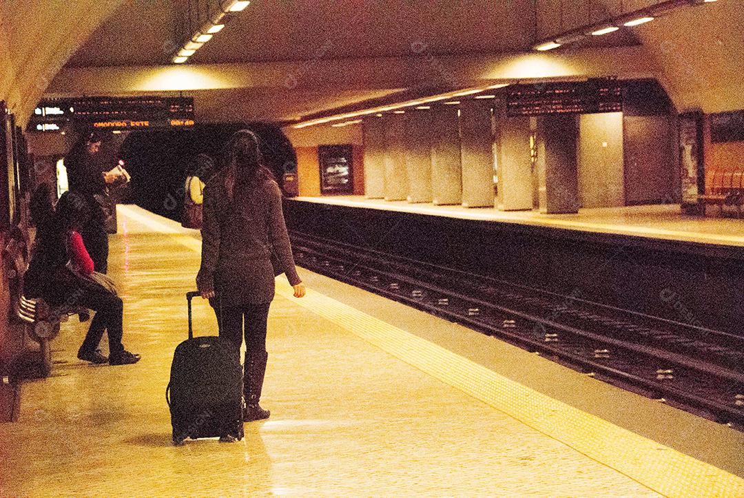 Rodovia estação de trem com passageiros em espera