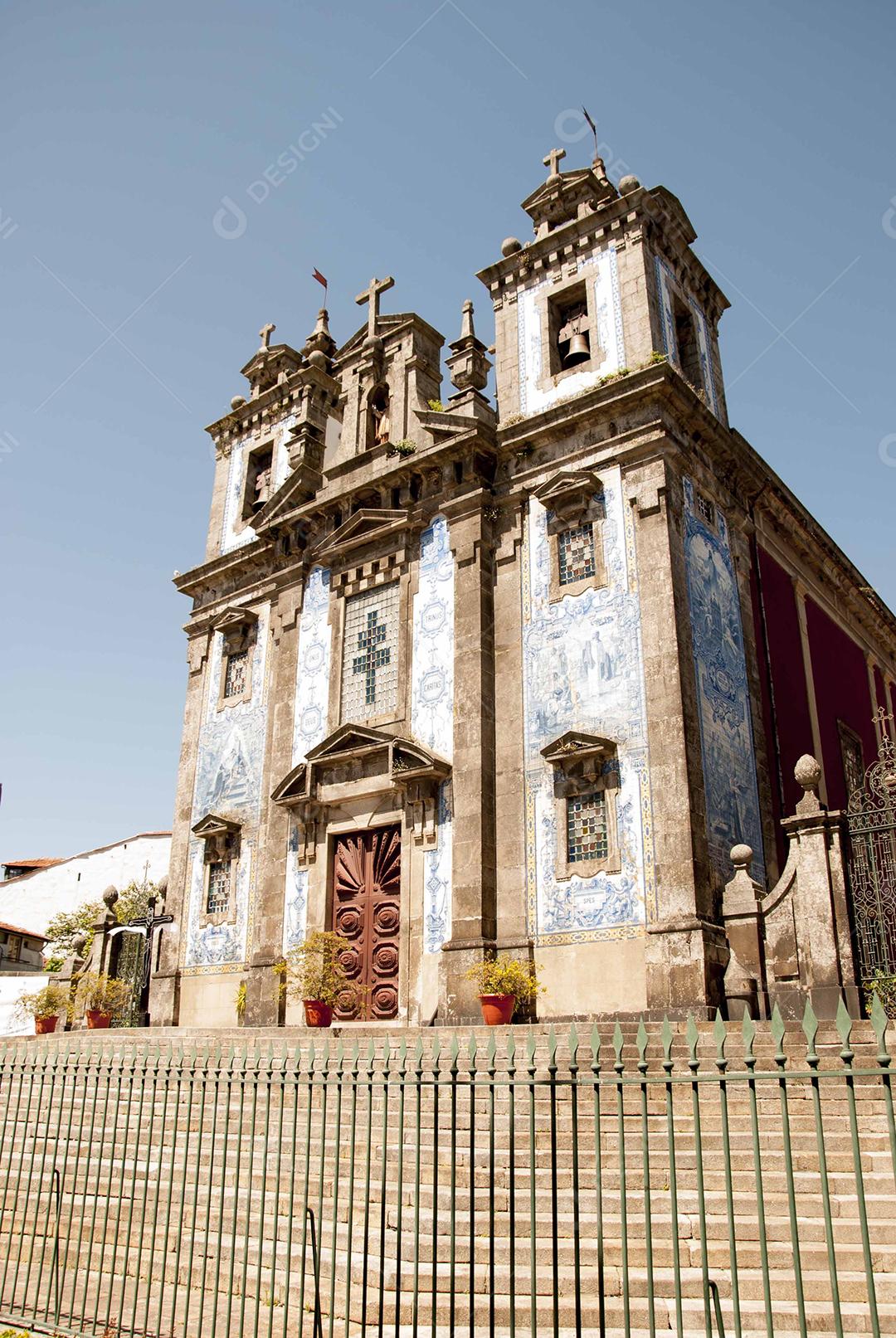 Igreja de cidade estrangeira em dia ensolarado