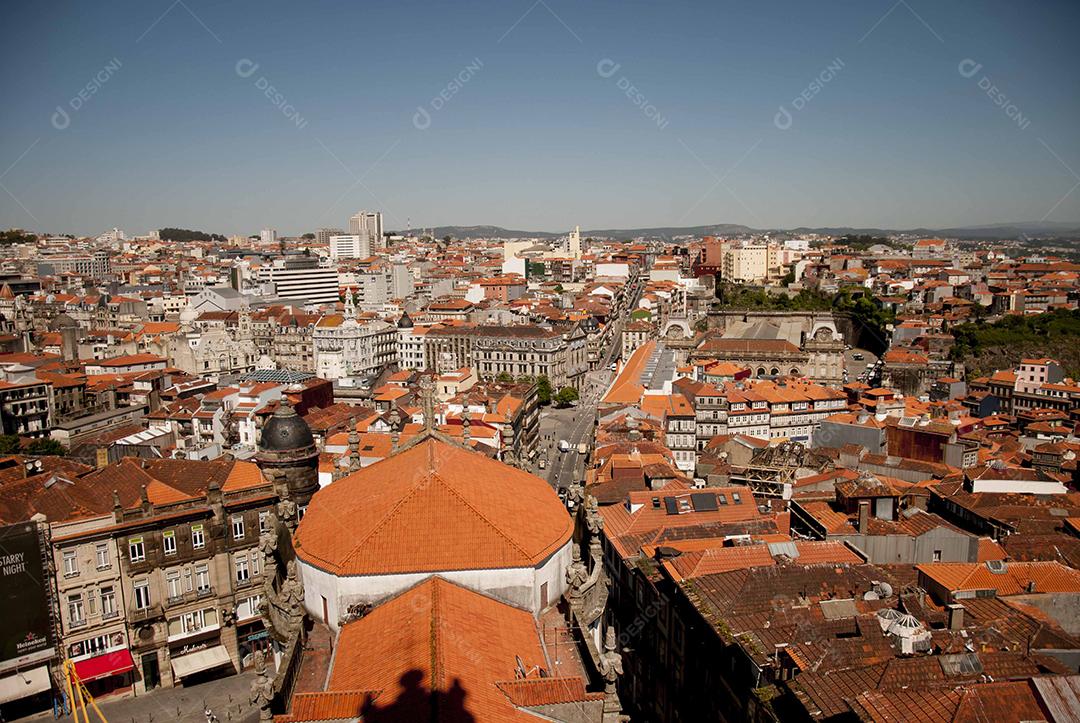 Bairro de cidade estrangeira em dia ensolarado