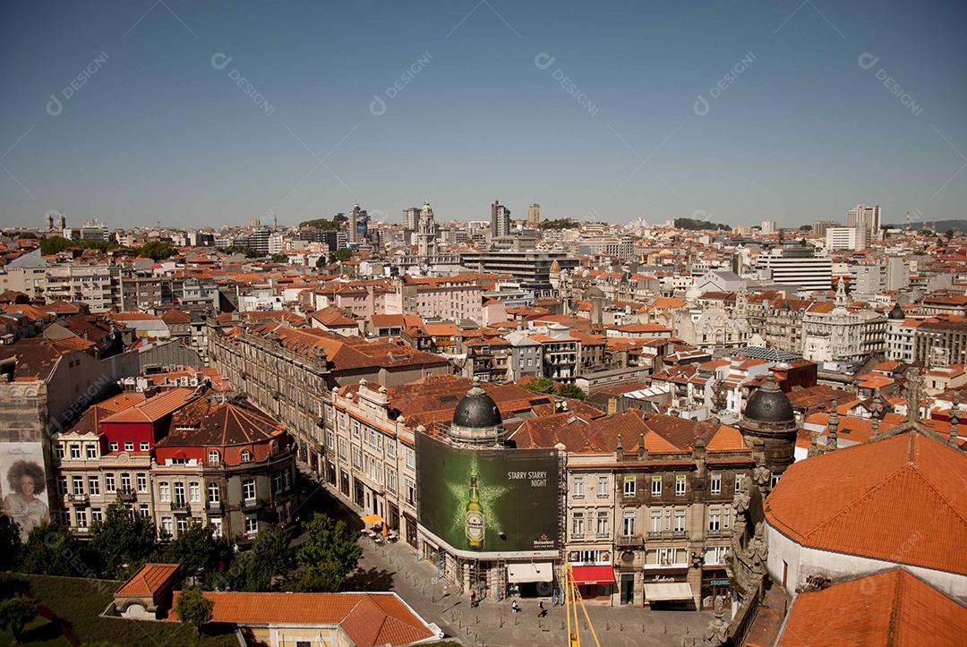 Bairro de cidade estrangeira em dia ensolarado